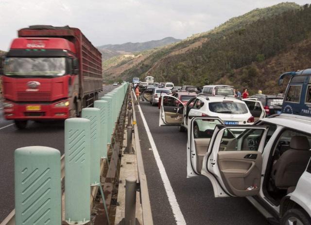 堵车怎样解决小便,长途堵车小便怎么办