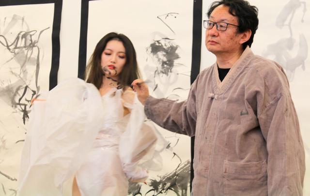 教授在美女身上练书法！专家：美女肉体美的，书法美的，作品大美