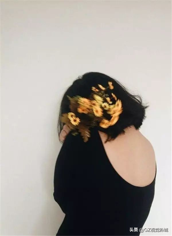 拍照时怎样克服不看镜头的尴尬感,解决拍照尴尬的技巧