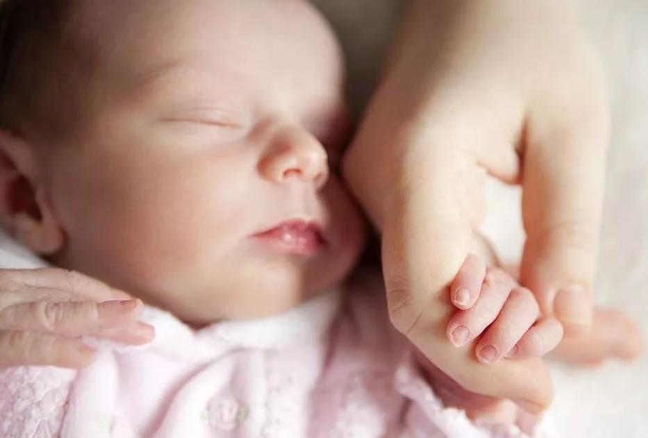 带新生儿外出需要带物品,新生儿刚回家洗澡需要注意哪些事