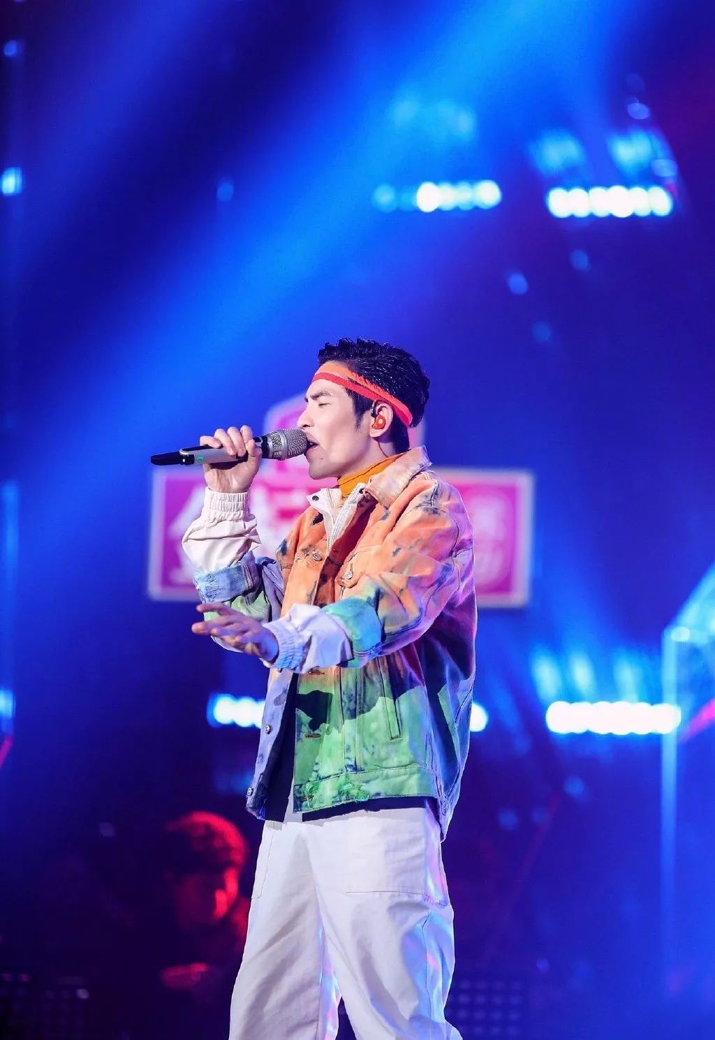 萧敬腾最新穿搭,萧敬腾黑西装造型