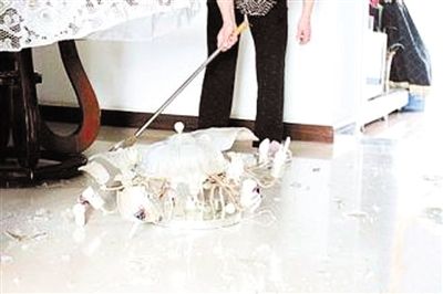 差一步就砸到了！少看一眼，千元吊灯变掉灯，吊灯验收看好这四点