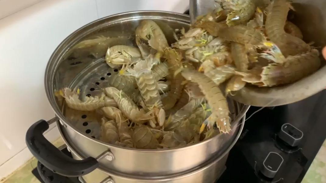 海边人吃皮皮虾，找到这个“拉链”，壳一扯就脱，3秒剥好一个
