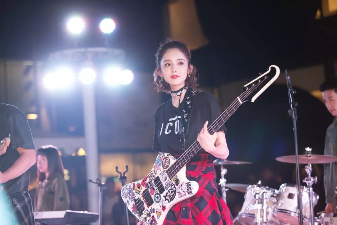 王源弹吉他的视频,王源空手弹吉他的视频