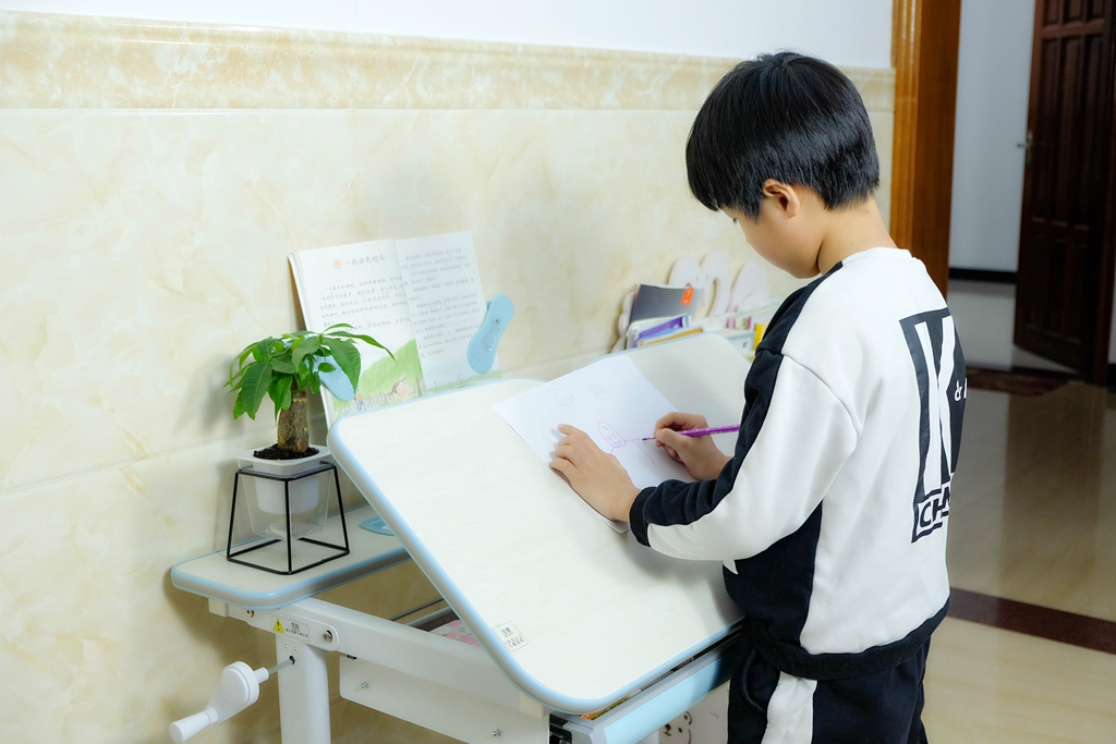 儿童简易爱果乐学习桌椅,爱果乐萌芽椅怎么样