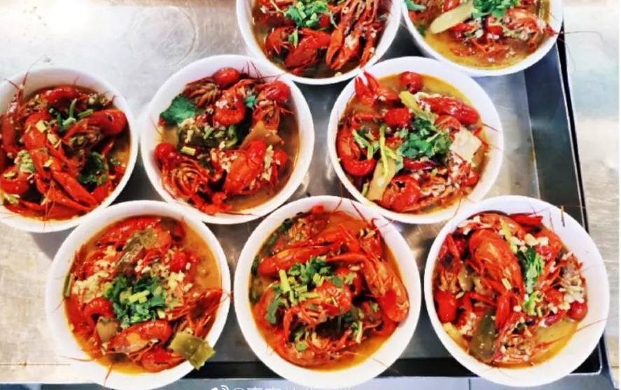 坐拥大学宿舍豪华六人间,南京小龙虾大学