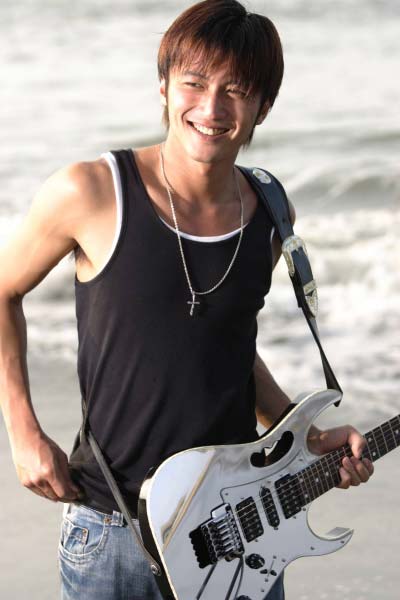 谢霆锋十几岁就喜欢王菲吗,谢霆锋14岁唱的歌