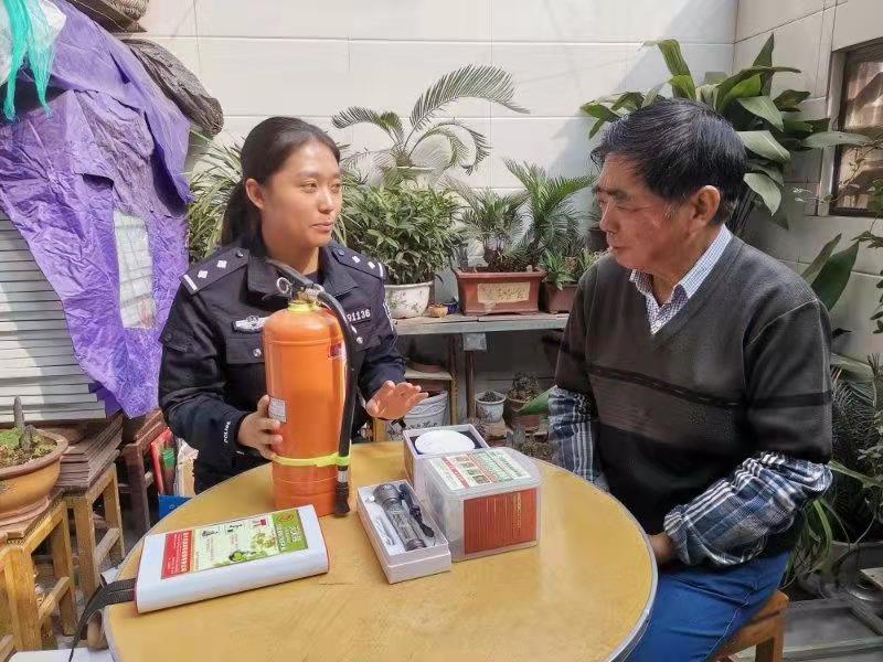 民警黄玮:用心绣绘平安社区