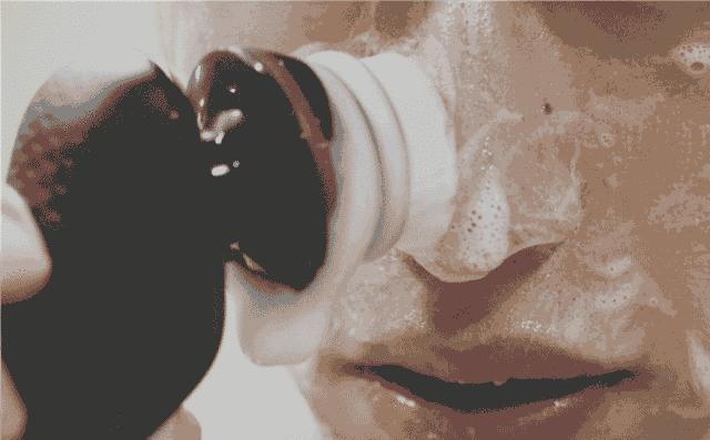 鼻子皮肤挤出来的白色东西是什么,鼻子上挤出来的白色分泌物是什么