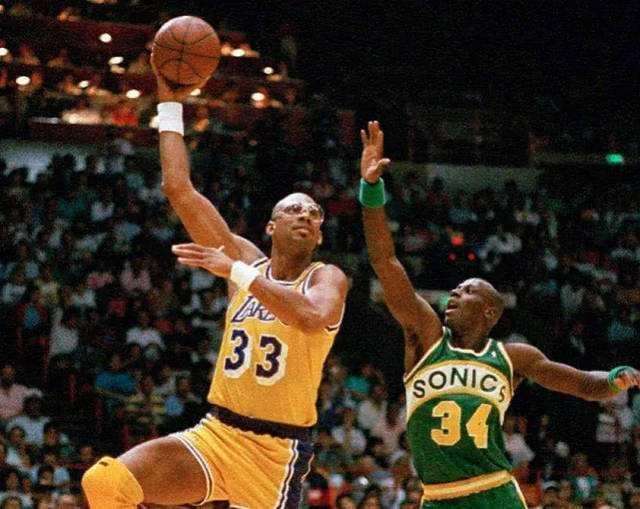 分类评选历史最强中锋!奥尼尔仅一项上榜,球迷:他又该不高兴了