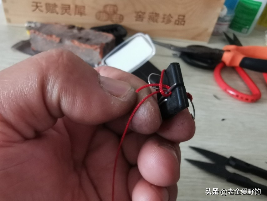 怎么用绑钩器绑钩简单又结实,绕线圈自制绑钩器可以绑袖钩