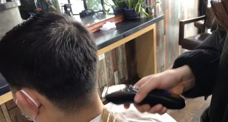 头发太长理发店不开门,头发太长去理发店找理发师剪头
