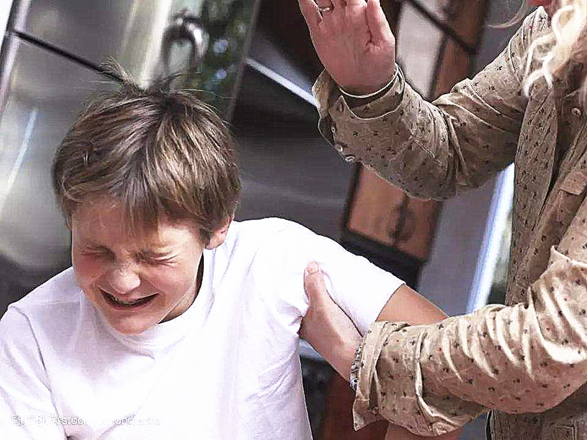 爸爸只因为一时动怒，孩子被打后倒地抽搐，医生怒斥：打哪里不好