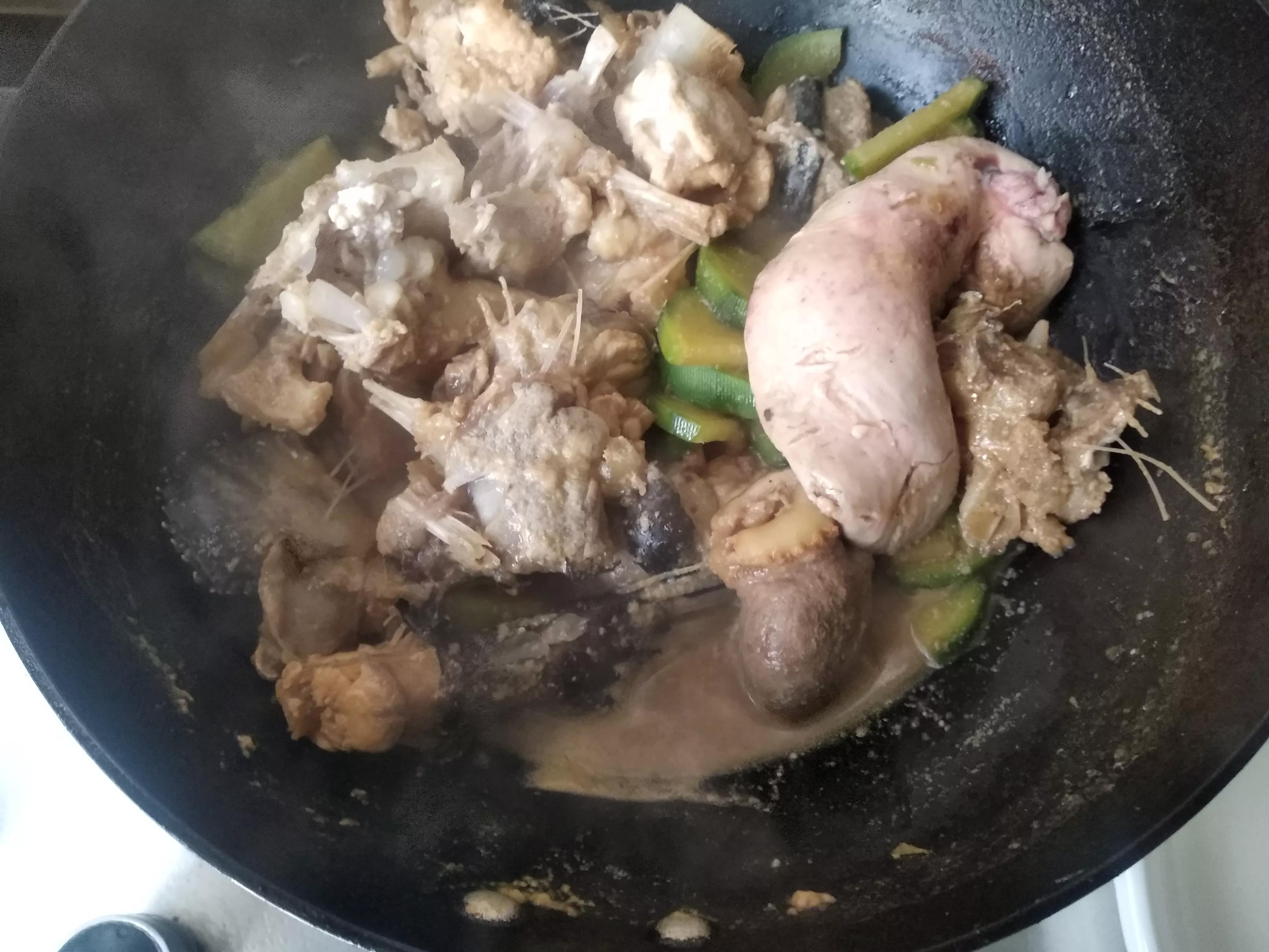 周末陪老丈人卖秋菜,丈母娘做了一大桌菜,网友:还有小姨子没