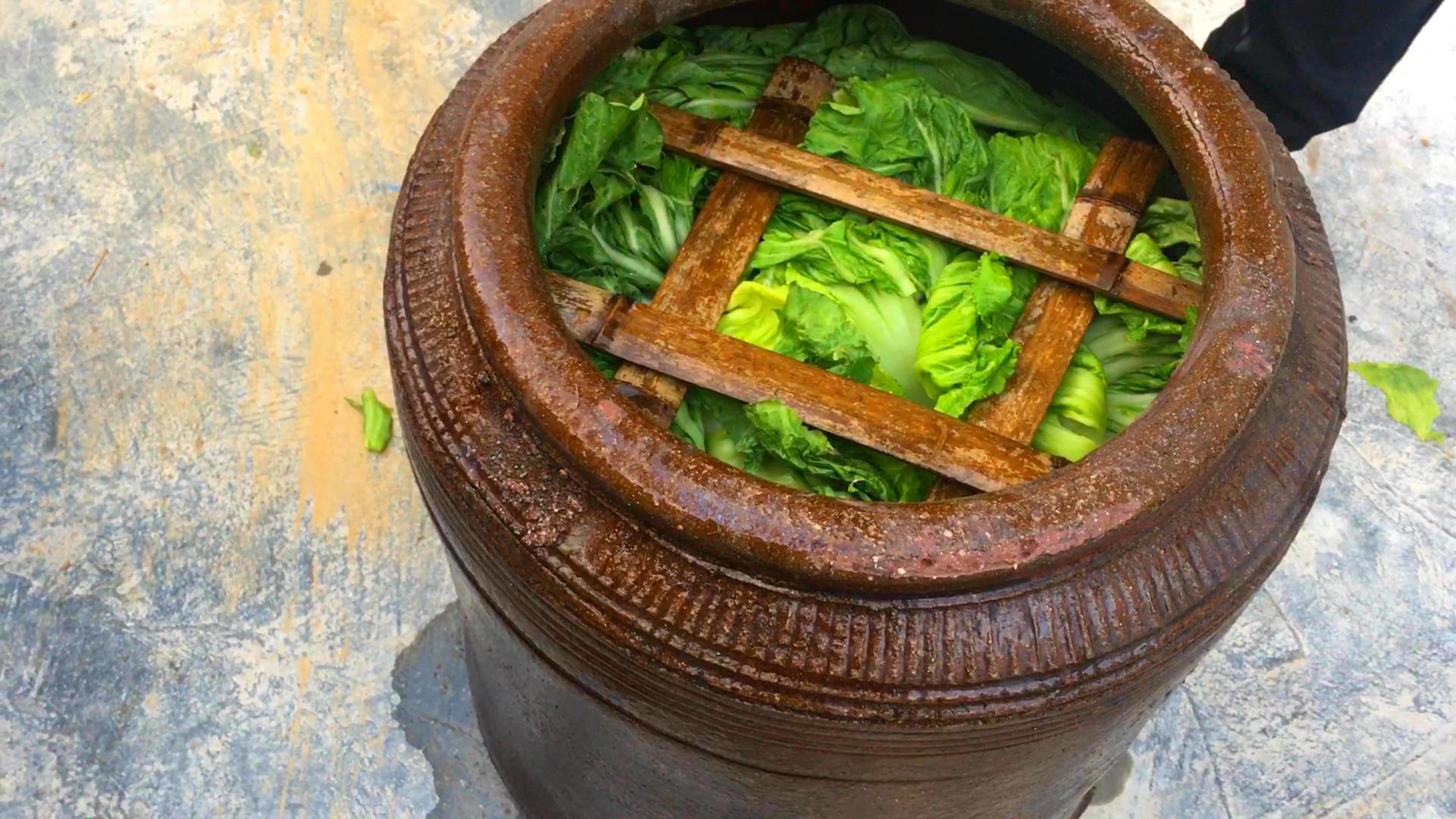 酸菜不用糯米粉的做法,酸菜不用塑料袋的腌法