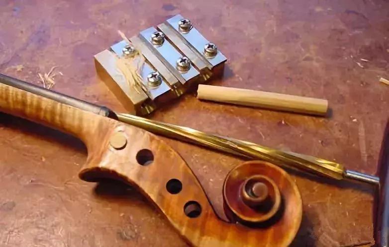 小提琴琴弦扭不动了咋办,小提琴琴轴拧不动怎么办