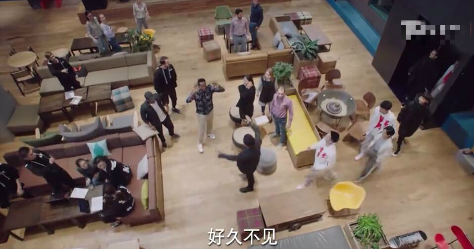 韩商言住的海景套房要十多万一晚,韩商言买项链