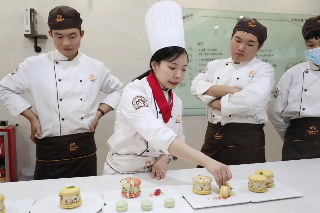 新手小白学做西点要去培训机构吗,想学西点该去什么店里学