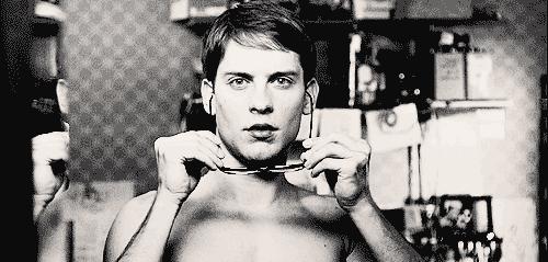 清洁眼镜油污的最好办法,眼镜腿有白色汗渍如何清洗