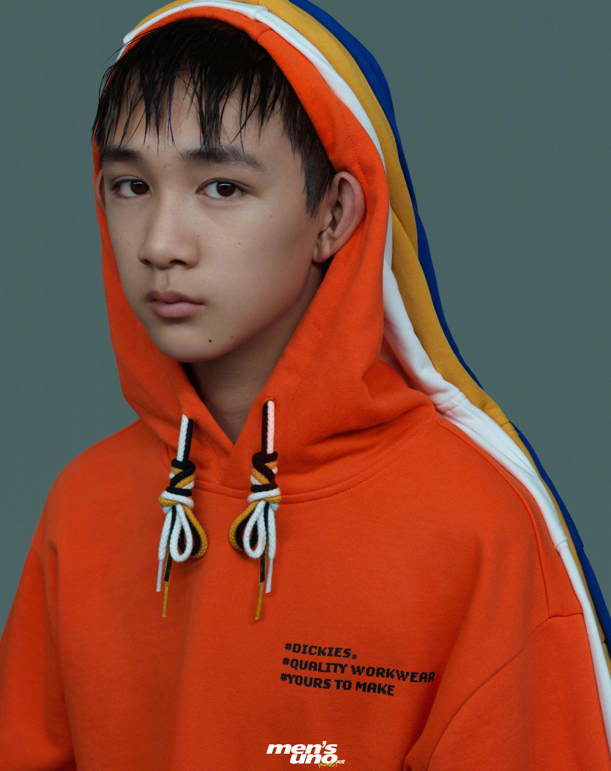 14岁荣梓彬再登时尚大片，碎发造型配活力穿搭，时尚表现力爆棚