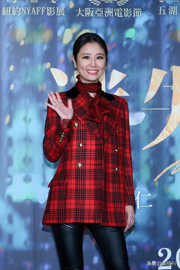 林心如穿黑色直筒裤,林心如穿紧身裤搭配西装