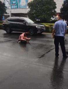 搞笑gif表面稳中带皮实则慌中带急,搞笑gif这才是真正的飙车王者