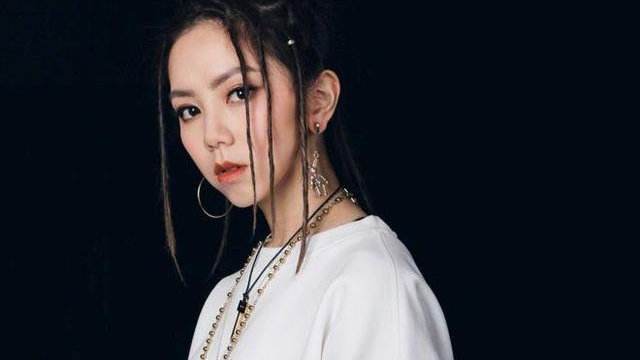 邓紫棋穿黑皮衣黑裙子,邓紫棋最新皮裤造型