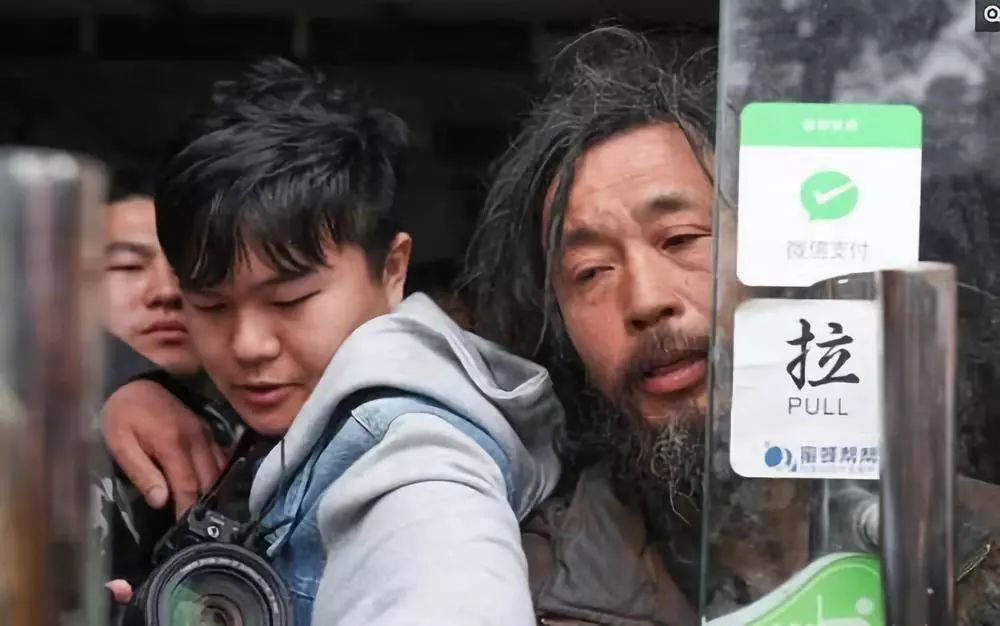 草根在天堂网红在地狱:流浪大师暴富,朱之文遭勒索,庞麦郎遗忘