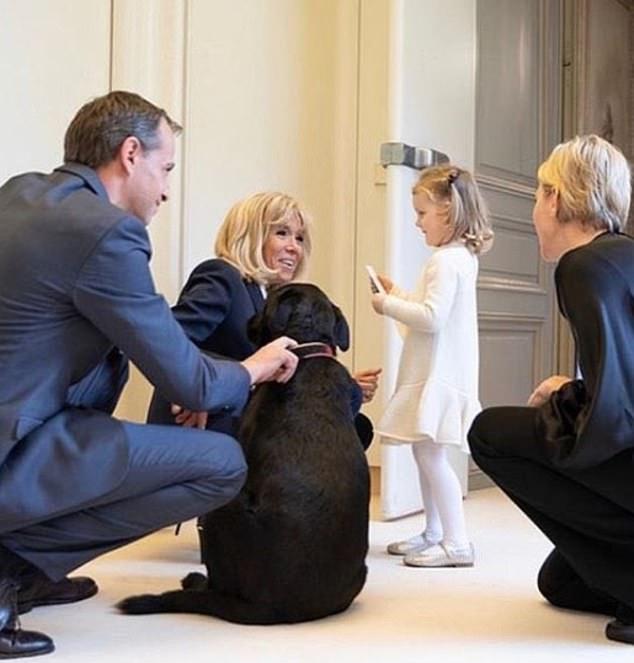 67岁布丽吉特穿高跟鞋还“亚洲蹲”？脖子皮松，脸被马克龙亲变形