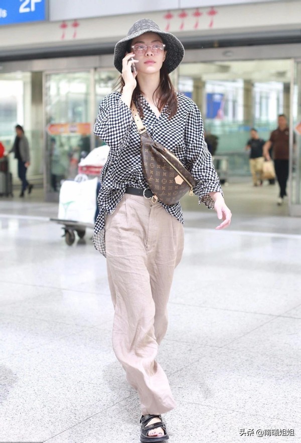 今年最流行的夏季裤口开叉小黑裤,黑色裤子今年最流行的哈伦裤