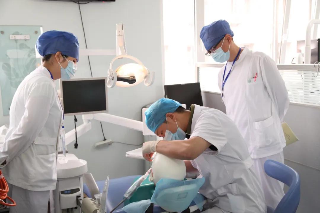 看牙找什么样大夫靠谱,看牙科医生推荐种牙