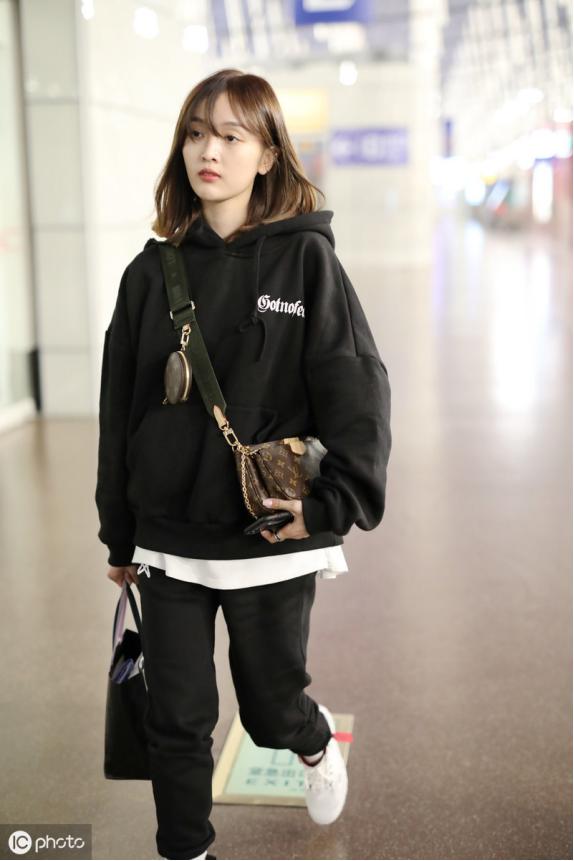 吴宣仪最新私服穿搭曝光,吴宣仪机场私服西装外套