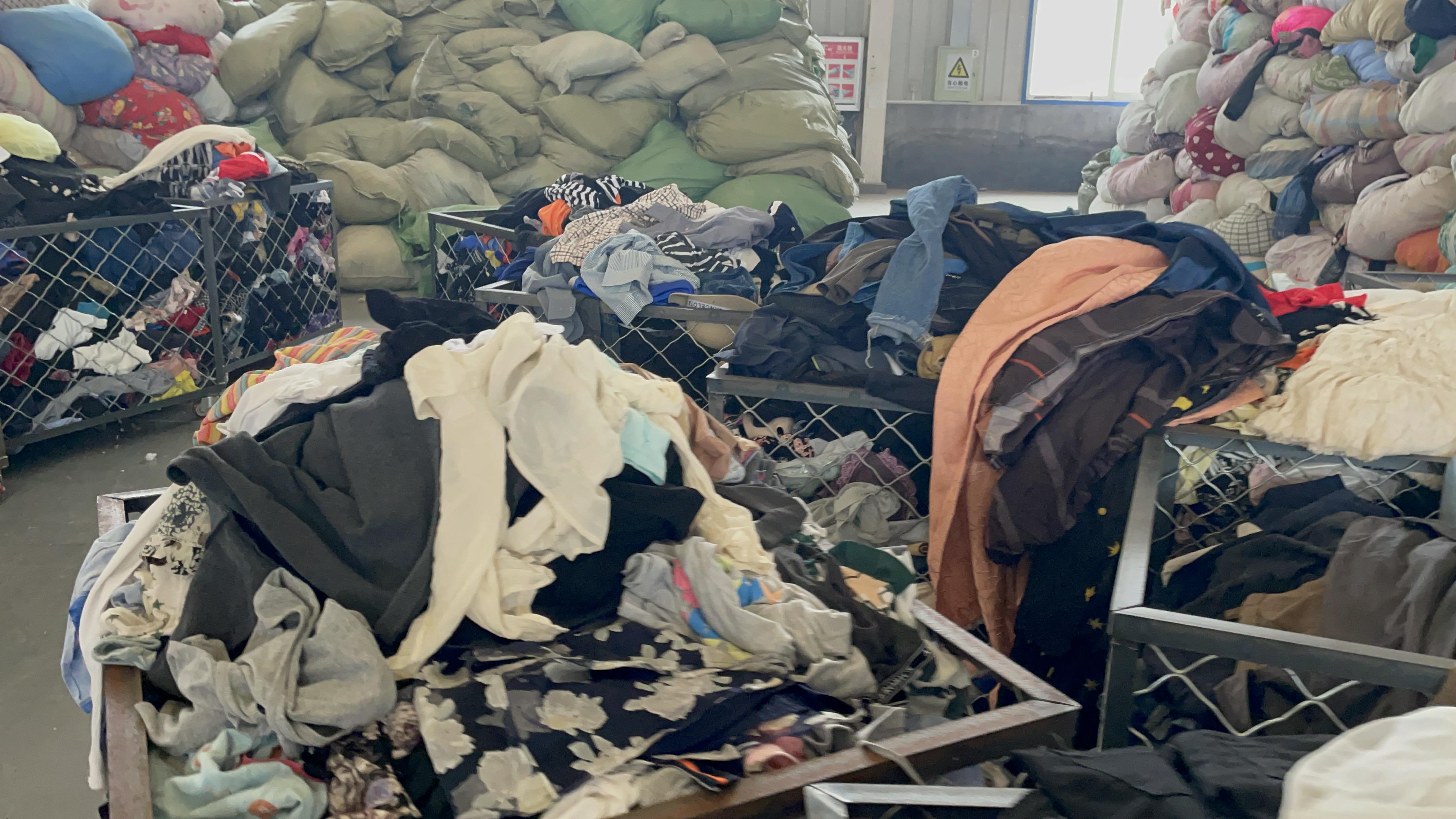 石家庄4000平米仓库里堆满了二手衣物：旧衣成吨出口非洲，在二手市场仅售几元