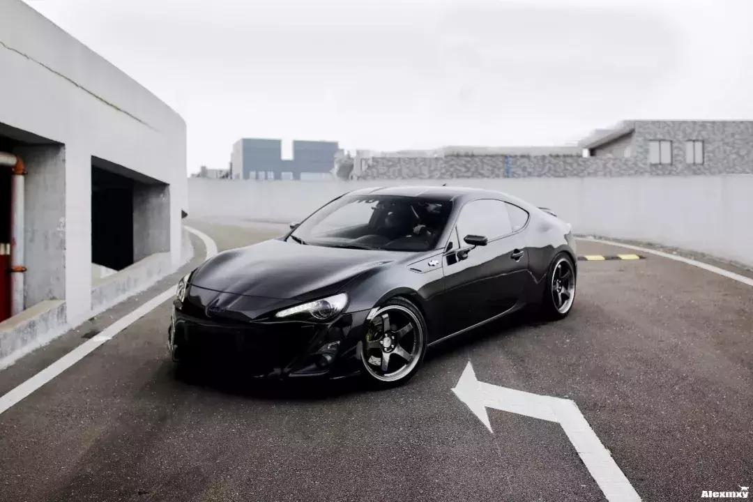 丰田86轮毂装18寸还是17寸好,丰田86加宽体