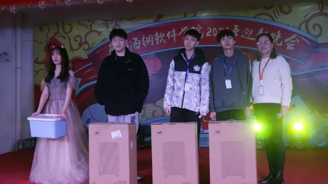 北大青鸟有迎新晚会吗,岳阳市一中迎新晚会