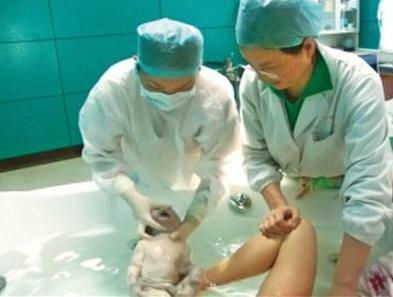 水中分娩有啥利弊,水中分娩真的有好处吗