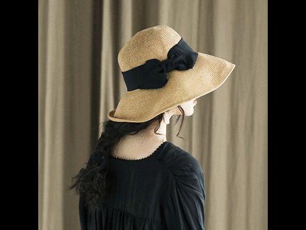 再说一次：女人一旦40，出门戴帽子，瞧下图，40像20，谁戴谁美