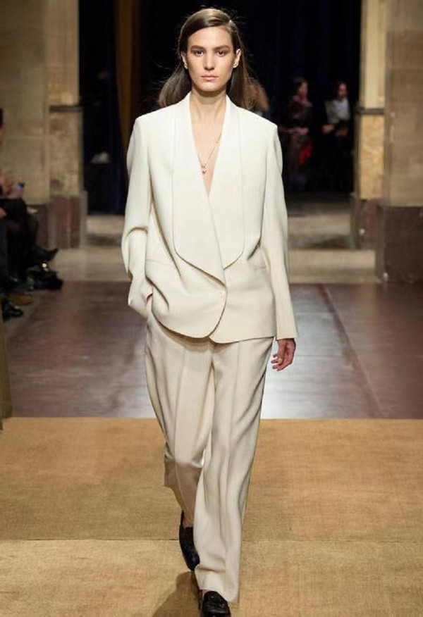 开春别再穿大衣了,今春必备西装这样穿美爆了