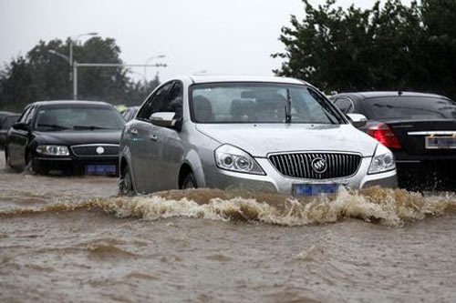 下雨天车牌丢了怎么处理,车牌大雨丢失上路可以吗