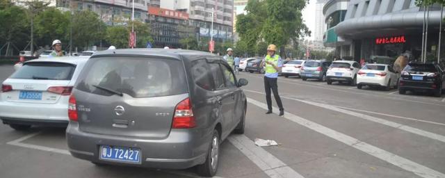 刮到路边违停的车，没注意开走了怎么办