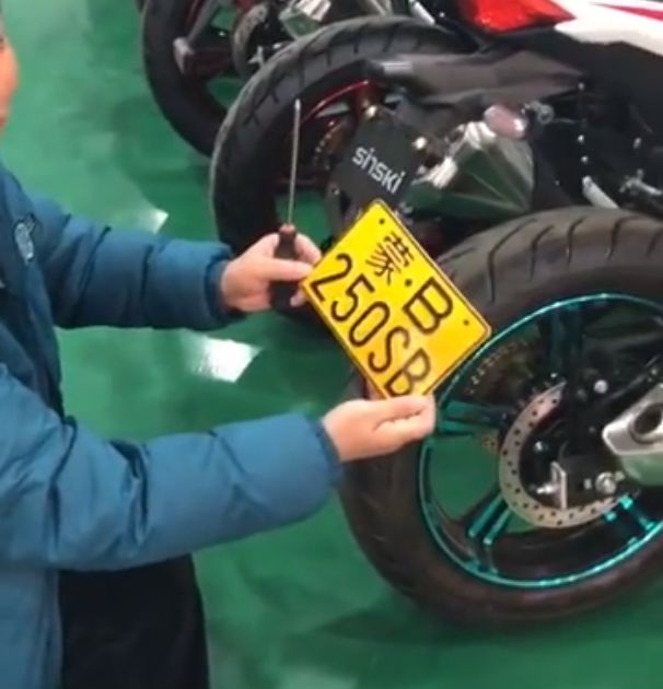 谁能想到，印度的汽车牌照居然是画上去的...