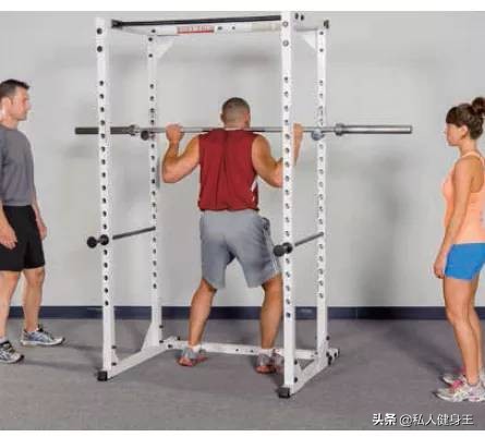 哑铃训练腿部肌肉的动作,不伤膝盖锻炼腿部肌肉动作