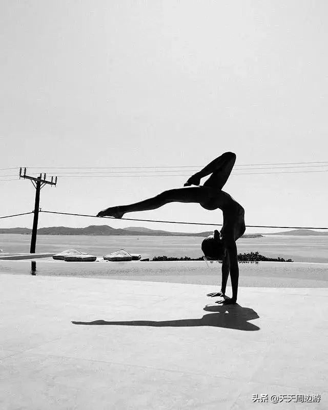 她在世界各地拍下裸照,吸引了8000万的粉丝,却没有一张是色情的