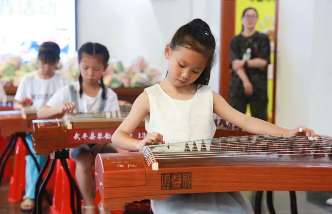 组图:武平县琴韵古筝行六一暨周年庆亲子活动圆满举行