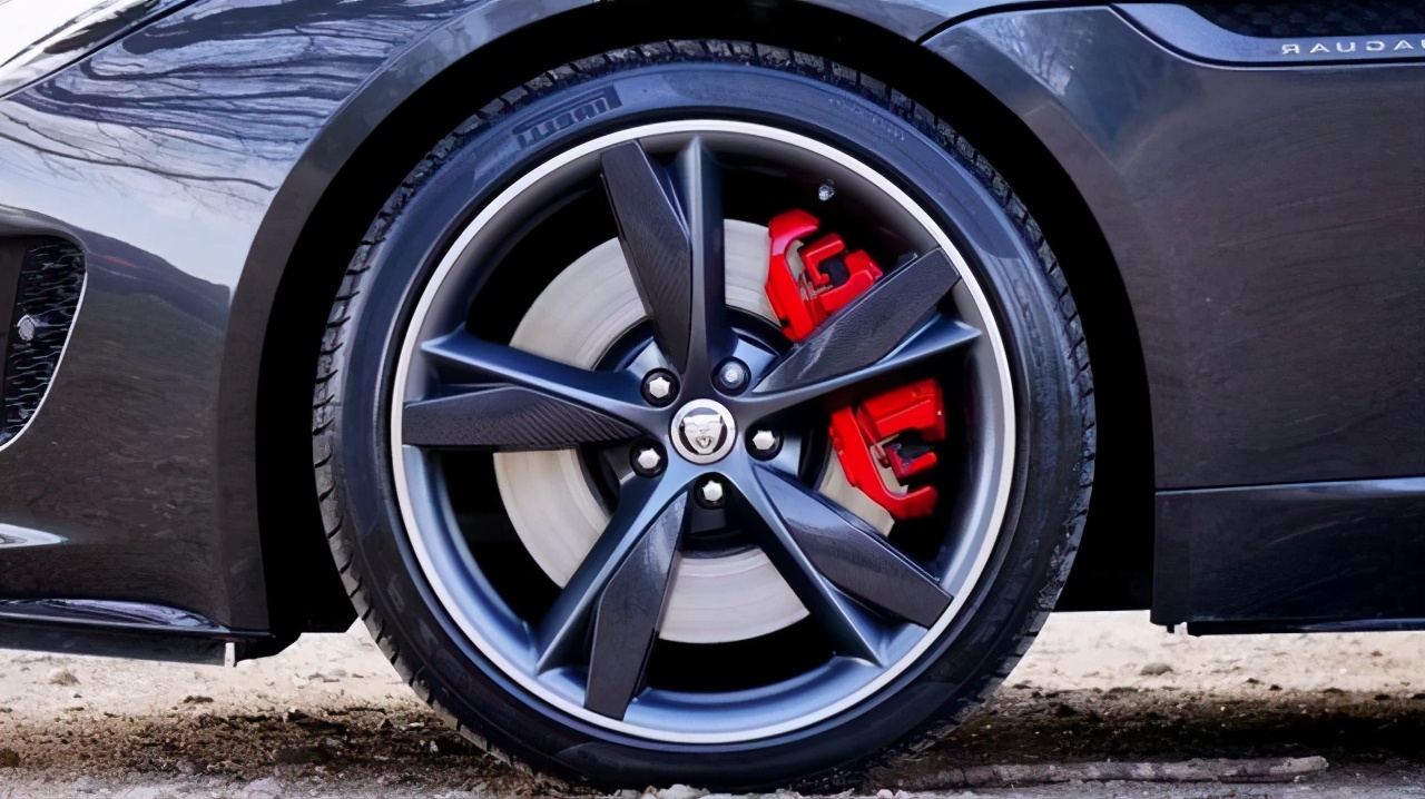 轮胎上的小石子到底该不该抠,轮胎经常卡小石子怎么办