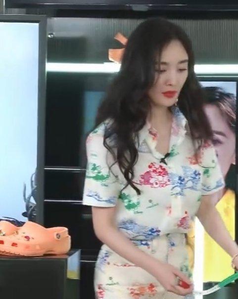 杨幂测量脚踝，17