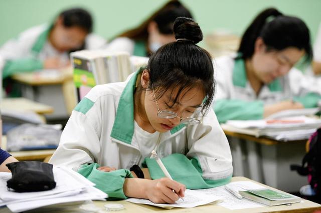 校服太丑不想给小孩穿,校服太丑怎么用鞋子拯救