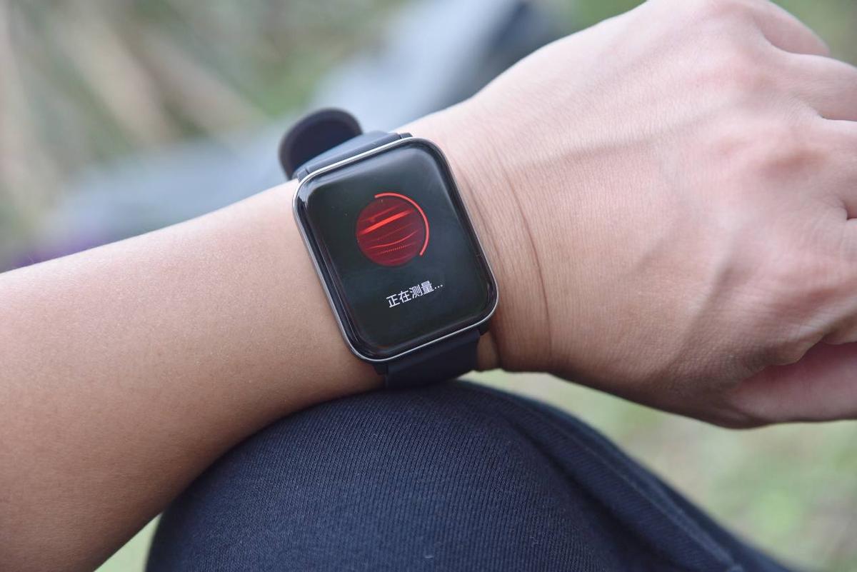 黑加两年后回归小米生态链，399元开启众筹，这手表亮了