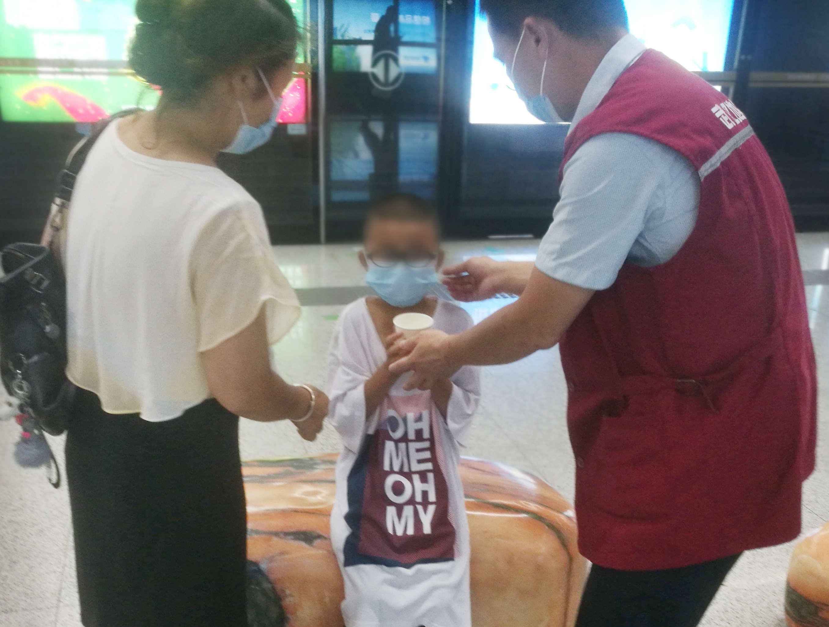 郑州暴雨感人瞬间实录,河南暴雨子弟兵感人瞬间