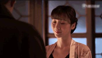 柳岩穿吊带衫,柳岩白色吊带衫